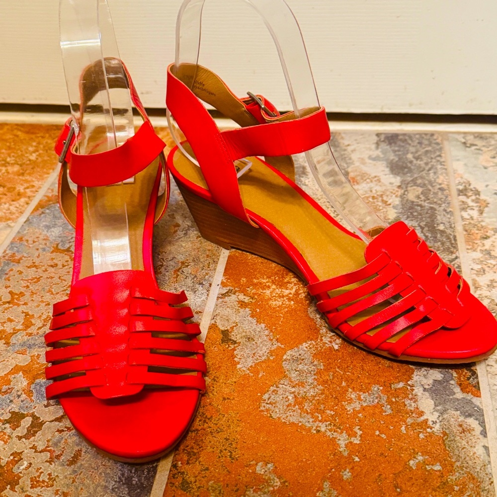 🌹NWOB!!! Sassy Susina Red Leather Wedge Sandals with Strappy Design